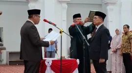 Wakil Wali Kota Bukittinggi, Marfendi mengambil sumpah jabatan Al Amin sebagai Pj Sekda. (Foto: Antara/Al Fatah)