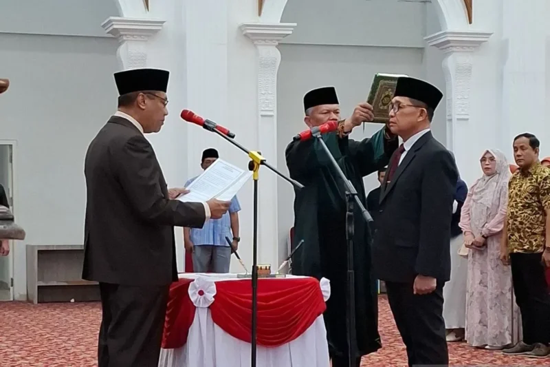 Wakil Wali Kota Bukittinggi, Marfendi mengambil sumpah jabatan Al Amin sebagai Pj Sekda. (Foto: Antara/Al Fatah)