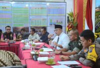 Pj Wali Kota Padang Andree Algamar memimpin rapat persiapan libur Nataru di Rumah Dinas Wali Kota, Kamis (12/12/24). (Foto: Prokopim Padang)