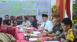 Pj Wali Kota Padang Andree Algamar memimpin rapat persiapan libur Nataru di Rumah Dinas Wali Kota, Kamis (12/12/24). (Foto: Prokopim Padang)