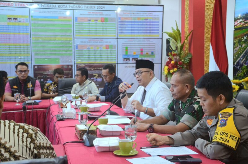 Pj Wali Kota Padang Andree Algamar memimpin rapat persiapan libur Nataru di Rumah Dinas Wali Kota, Kamis (12/12/24). (Foto: Prokopim Padang)
