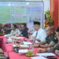 Pj Wali Kota Padang Andree Algamar memimpin rapat persiapan libur Nataru di Rumah Dinas Wali Kota, Kamis (12/12/24). (Foto: Prokopim Padang)