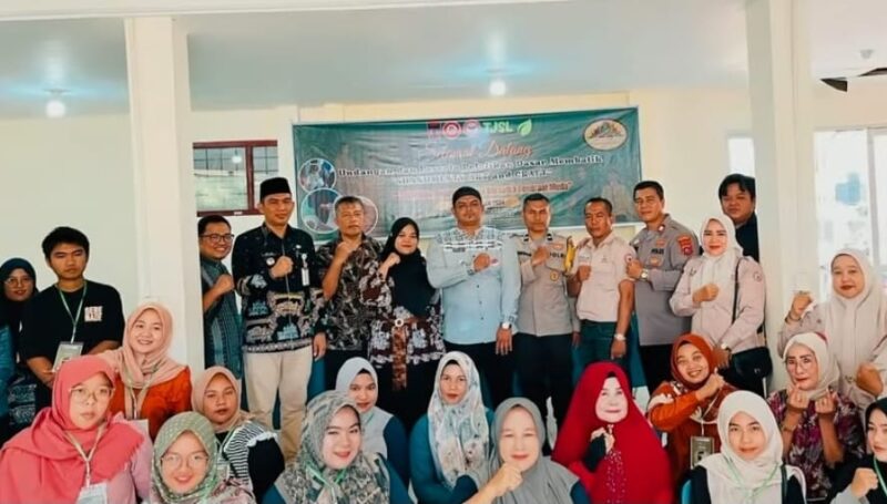 Camat Lubuk Begalung Nofiandi Amir, Lurah Pampangan Nan XX Afrizal Herman, perwakilan PT. Semen Padang Nurwan Nasrul menghadiri pembukaan pelatihan Membatik, Jumat (13/12/2024). (Foto: Ist)