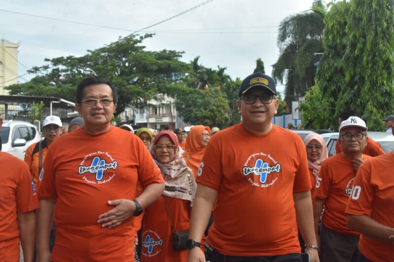 Pj Wali Kota Padang, Andree Algamar mengikuti jalan santai, Minggu pagi, (15/12/2024). (Foto: Prokopim Padang)