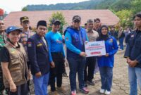 Pj Wali Kota Padang Andree Algamar menyerahkan bantuan dari Semen Padang untuk program pengembangan dan pemberdayaan masyarakat Kelurahan Tarantang. (Foto: Prokopim Padang)