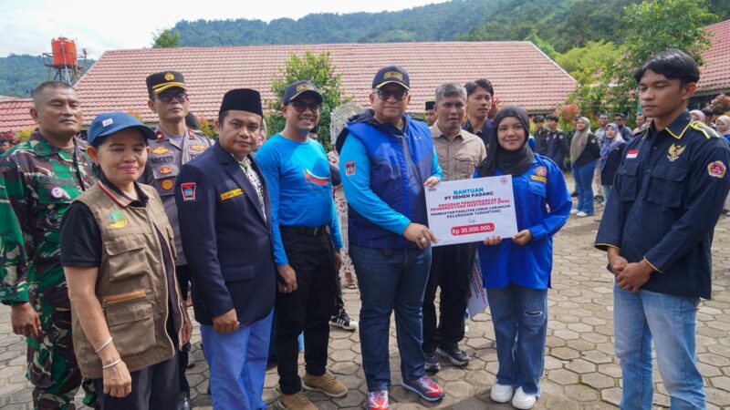 Pj Wali Kota Padang Andree Algamar menyerahkan bantuan dari Semen Padang untuk program pengembangan dan pemberdayaan masyarakat Kelurahan Tarantang. (Foto: Prokopim Padang)