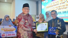Penjabat (Pj) Wali Kota Padang Andree Algamar menutup Porsema I MKKS SMPN Padang di Gedung Bagindo Aziz Chan Youth Center, Senin (16/12/2024). (Foto: Prokopim Padang)