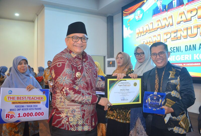 Penjabat (Pj) Wali Kota Padang Andree Algamar menutup Porsema I MKKS SMPN Padang di Gedung Bagindo Aziz Chan Youth Center, Senin (16/12/2024). (Foto: Prokopim Padang)