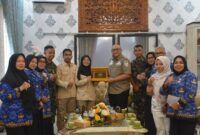 Pj Wali Kota Padang Andree Algamar menerima kunjungan Kepala SPPG Utami Yulaini Amir dan Wakil Kepala Unit SPPG Kota Padang Doly Andhika di Rumah Dinas, Selasa (17/12/2024). (Foto: Prokopim Padang)