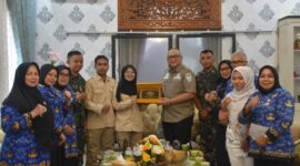 Pj Wali Kota Padang Andree Algamar menerima kunjungan Kepala SPPG Utami Yulaini Amir dan Wakil Kepala Unit SPPG Kota Padang Doly Andhika di Rumah Dinas, Selasa (17/12/2024). (Foto: Prokopim Padang)