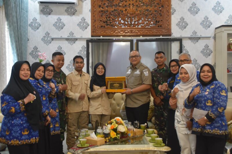 Pj Wali Kota Padang Andree Algamar menerima kunjungan Kepala SPPG Utami Yulaini Amir dan Wakil Kepala Unit SPPG Kota Padang Doly Andhika di Rumah Dinas, Selasa (17/12/2024). (Foto: Prokopim Padang)