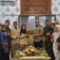 Pj Wali Kota Padang Andree Algamar menerima kunjungan Kepala SPPG Utami Yulaini Amir dan Wakil Kepala Unit SPPG Kota Padang Doly Andhika di Rumah Dinas, Selasa (17/12/2024). (Foto: Prokopim Padang)