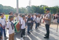 Pj Wali Kota Padang Andree Algamar melepas Tim Sekolah Sepak Bola (SSB) Imam Bonjol Padang untuk mengikuti Kompetisi Liga Anak Indonesia, di Kabupaten Pati, Provinsi Jawa Tengah, Selasa (17/12/2024). (Foto: Prokopim Padang)
