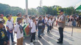 Pj Wali Kota Padang Andree Algamar melepas Tim Sekolah Sepak Bola (SSB) Imam Bonjol Padang untuk mengikuti Kompetisi Liga Anak Indonesia, di Kabupaten Pati, Provinsi Jawa Tengah, Selasa (17/12/2024). (Foto: Prokopim Padang)