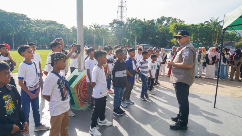 Pj Wali Kota Padang Andree Algamar melepas Tim Sekolah Sepak Bola (SSB) Imam Bonjol Padang untuk mengikuti Kompetisi Liga Anak Indonesia, di Kabupaten Pati, Provinsi Jawa Tengah, Selasa (17/12/2024). (Foto: Prokopim Padang)
