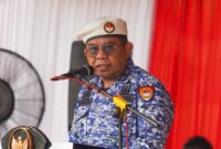 Pj Sekda Padang Yosefriawan bertindak sebagai inspektur upacara peringatan Hari Bela Negara ke-61 di Lapangan Upacara Balaikota Padang Aie Pacah, Kamis (19/12/2024). (Foto: Prokopim Padang)