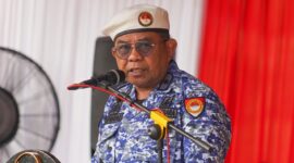 Pj Sekda Padang Yosefriawan bertindak sebagai inspektur upacara peringatan Hari Bela Negara ke-61 di Lapangan Upacara Balaikota Padang Aie Pacah, Kamis (19/12/2024). (Foto: Prokopim Padang)