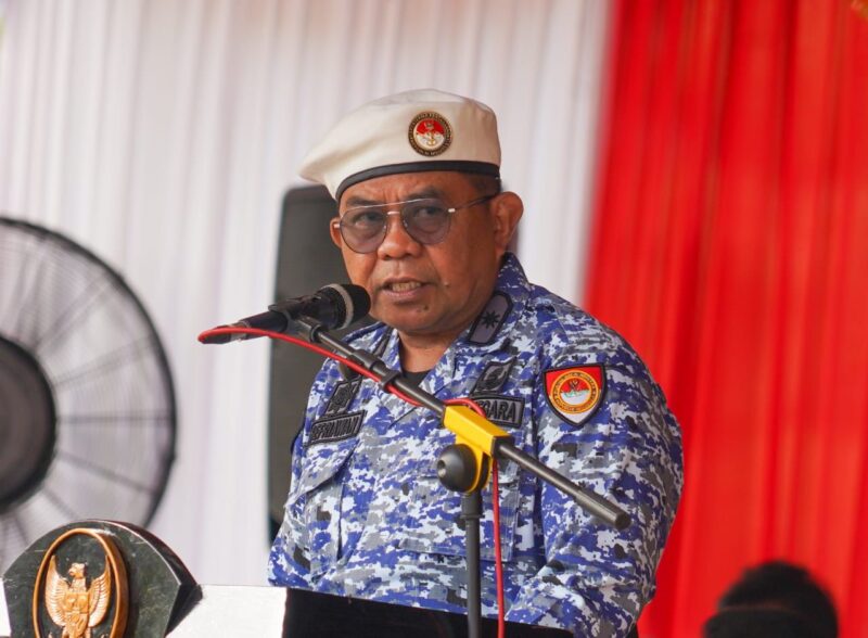 Pj Sekda Padang Yosefriawan bertindak sebagai inspektur upacara peringatan Hari Bela Negara ke-61 di Lapangan Upacara Balaikota Padang Aie Pacah, Kamis (19/12/2024). (Foto: Prokopim Padang)