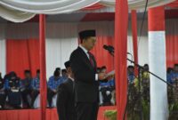 Menteri Kebudayaan RI Fadli Zon bertindak sebagai Inspektur Upacara Peringatan Hari Bela Negara di Istana Gubernur, Kamis (19/12/2024). (Foto: Prokopim Padang)