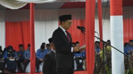 Menteri Kebudayaan RI Fadli Zon bertindak sebagai Inspektur Upacara Peringatan Hari Bela Negara di Istana Gubernur, Kamis (19/12/2024). (Foto: Prokopim Padang)