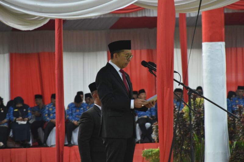 Menteri Kebudayaan RI Fadli Zon bertindak sebagai Inspektur Upacara Peringatan Hari Bela Negara di Istana Gubernur, Kamis (19/12/2024). (Foto: Prokopim Padang)