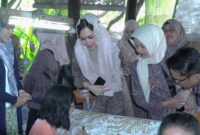 Pj Ketua Dekranasda Padang Vanny Andree Algamar bersama rombongan melihat proses pembuatan batik di Rumah Perajin Batik Dewi Saraswati, Propinsi Jatim, Senin (16/12/2024). (Foto: Diskominfo Padang)