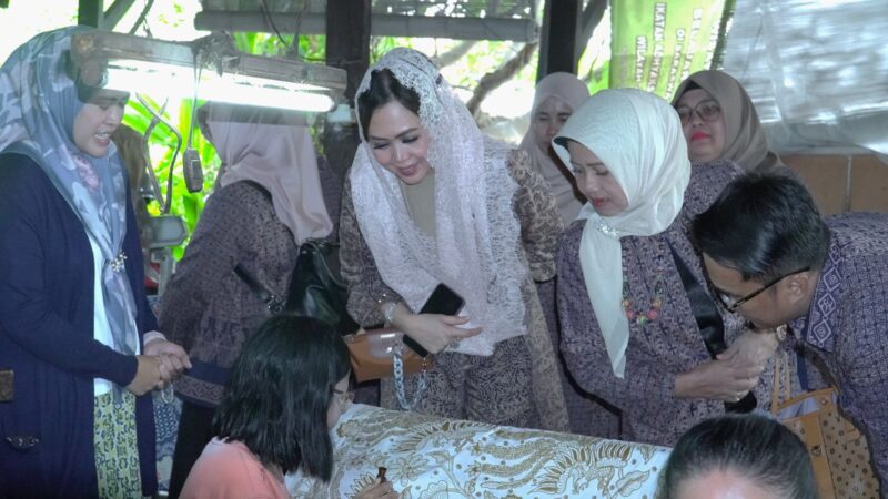 Pj Ketua Dekranasda Padang Vanny Andree Algamar bersama rombongan melihat proses pembuatan batik di Rumah Perajin Batik Dewi Saraswati, Propinsi Jatim, Senin (16/12/2024). (Foto: Diskominfo Padang)