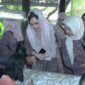Pj Ketua Dekranasda Padang Vanny Andree Algamar bersama rombongan melihat proses pembuatan batik di Rumah Perajin Batik Dewi Saraswati, Propinsi Jatim, Senin (16/12/2024). (Foto: Diskominfo Padang)