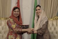 Pj Ketua Dekranasda Padang Vanny Andree Algamar menyerahkan cenderamata kepada Pj. Ketua Dekranasda Kabupaten Pasuruan RR Dewi Maharani Nurkholis. (Foto: Diskominfo Padang)