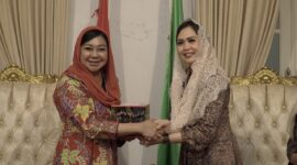 Pj Ketua Dekranasda Padang Vanny Andree Algamar menyerahkan cenderamata kepada Pj. Ketua Dekranasda Kabupaten Pasuruan RR Dewi Maharani Nurkholis. (Foto: Diskominfo Padang)