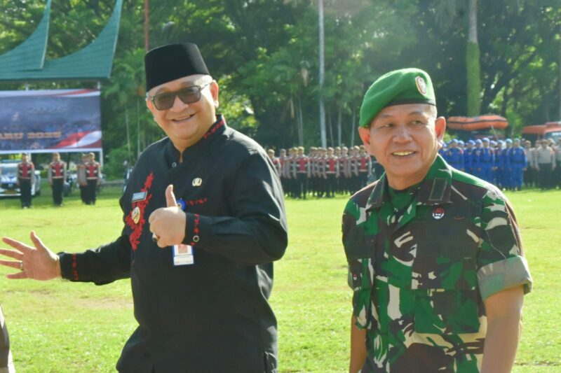 Pj Wali Kota Padang Andree Algamar menghadiri Apel Gelar Pasukan Operasi Lilin 2024, di Lapangan Imam Bonjol, Jumat (20/12/2024). (Foto: Prokopim Padang)