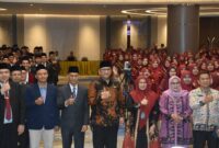 Pj Wali Kota Padang Andree Algamar foto bersama para lulusan di Hotel Mercure Padang, Sabtu (21/12/2024). (Foto: Prokopim Padang)