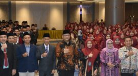 Pj Wali Kota Padang Andree Algamar foto bersama para lulusan di Hotel Mercure Padang, Sabtu (21/12/2024). (Foto: Prokopim Padang)