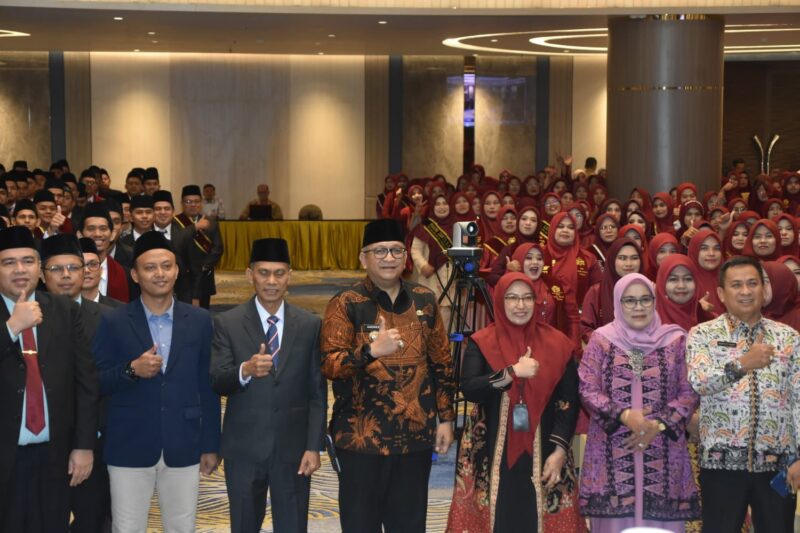Pj Wali Kota Padang Andree Algamar foto bersama para lulusan di Hotel Mercure Padang, Sabtu (21/12/2024). (Foto: Prokopim Padang)