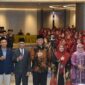 Pj Wali Kota Padang Andree Algamar foto bersama para lulusan di Hotel Mercure Padang, Sabtu (21/12/2024). (Foto: Prokopim Padang)