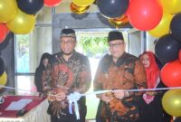 Pj Wali Kota Padang Andree Algamar bersama anggota DPRD Padang Edmons meresmikan GSG Ranah Cubadak Indarung, Sabtu (21/12/2024).(Foto: Prokopim Padang)