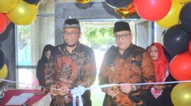 Pj Wali Kota Padang Andree Algamar bersama anggota DPRD Padang Edmons meresmikan GSG Ranah Cubadak Indarung, Sabtu (21/12/2024).(Foto: Prokopim Padang)