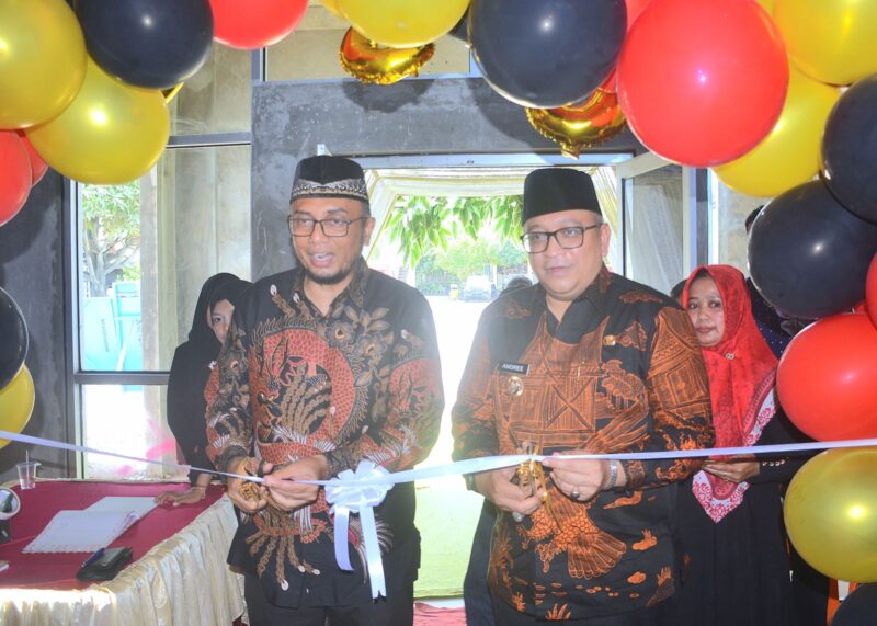 Pj Wali Kota Padang Andree Algamar bersama anggota DPRD Padang Edmons meresmikan GSG Ranah Cubadak Indarung, Sabtu (21/12/2024).(Foto: Prokopim Padang)