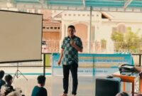 Camat Lubeg Nofiandi Amir membuka kegiatan pengabdian masyarakat FOME dosen dan mahasiswa Kebidanan Fakultas Kedokteran Unand di Masjid Raya Banuaran Nan XX, Sabtu (21/12/2024). (Foto: Ist)