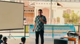 Camat Lubeg Nofiandi Amir membuka kegiatan pengabdian masyarakat FOME dosen dan mahasiswa Kebidanan Fakultas Kedokteran Unand di Masjid Raya Banuaran Nan XX, Sabtu (21/12/2024). (Foto: Ist)