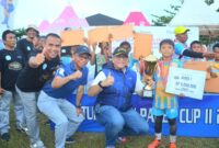 Pj Wali Kota Padang Andree Algamar menyerahkan hadiah kepada juara Padek Cup 2. (Foto: Diskominfo Padang)