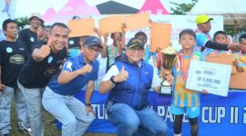 Pj Wali Kota Padang Andree Algamar menyerahkan hadiah kepada juara Padek Cup 2. (Foto: Diskominfo Padang)