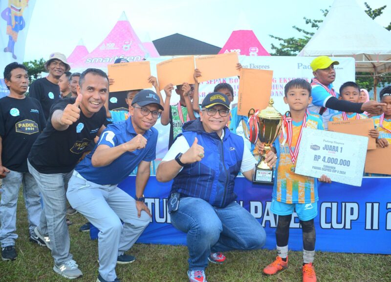 Pj Wali Kota Padang Andree Algamar menyerahkan hadiah kepada juara Padek Cup 2. (Foto: Diskominfo Padang)