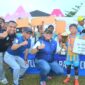 Pj Wali Kota Padang Andree Algamar menyerahkan hadiah kepada juara Padek Cup 2. (Foto: Diskominfo Padang)