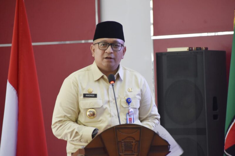 Pj Wali Kota Padang Andree Algamar 
memberi arahan saat Rakorwasda 2024. (Foto:  Prokopim Padang)
