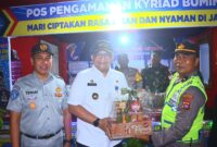 Pj Wali Kota Padang Andree Algamar mengunjungi salah satu Pos Pam di Kota Padang. (Foto: Prokopim Padang)