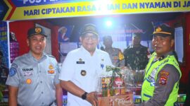 Pj Wali Kota Padang Andree Algamar mengunjungi salah satu Pos Pam di Kota Padang. (Foto: Prokopim Padang)