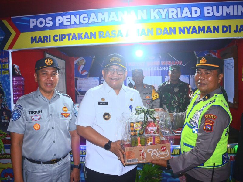 Pj Wali Kota Padang Andree Algamar mengunjungi salah satu Pos Pam di Kota Padang. (Foto: Prokopim Padang)