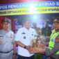Pj Wali Kota Padang Andree Algamar mengunjungi salah satu Pos Pam di Kota Padang. (Foto: Prokopim Padang)