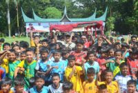 Pj Wali Kota Padang Andree Algamar membuka Festival Sepakbola U-12 Askot PSSI Kota Padang Tahun 2024, di Lapangan Imam Bonjol, Kamis (26/12/2024). (Foto: Prokopim Padang)